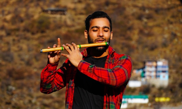Foto hombre con flauta bansuri indio imagen de vista cercana