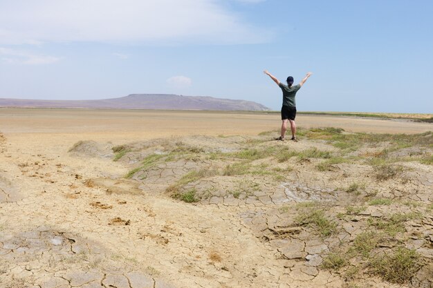 hombre en el fondo del campo