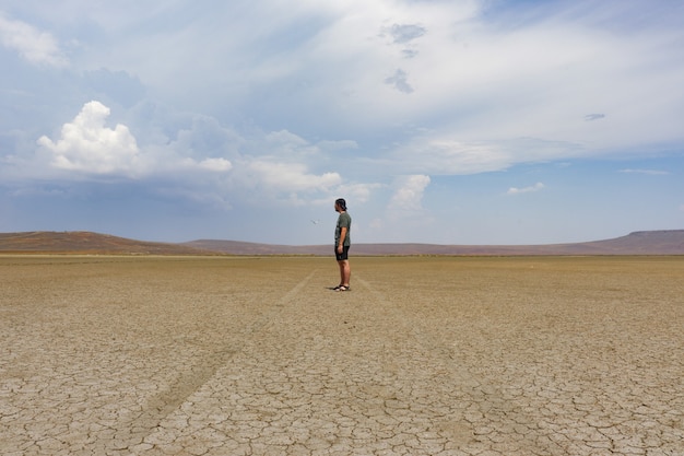 hombre en el fondo del campo