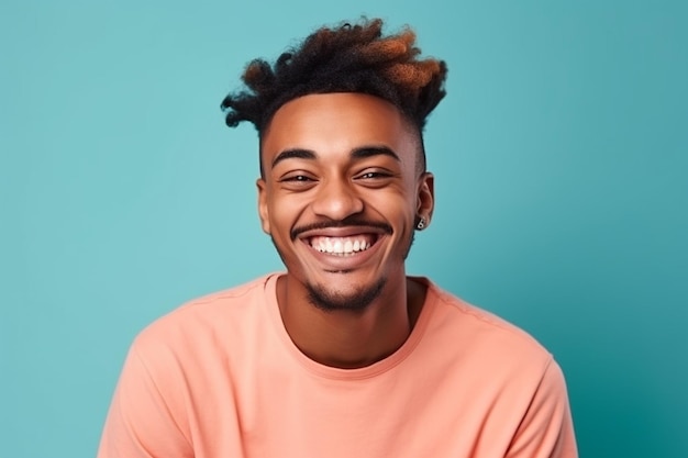 un hombre de fondo de color sólido con una expresión facial de sonrisa