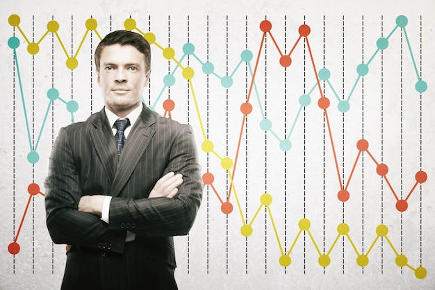 Hombre en el fondo del gráfico de negocios