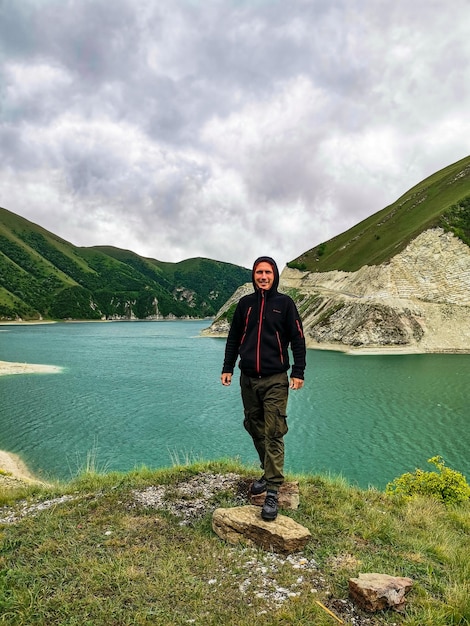 Un hombre en el fondo del lago Kezenoyam en las montañas del Cáucaso en Chechenia Rusia junio de 2021