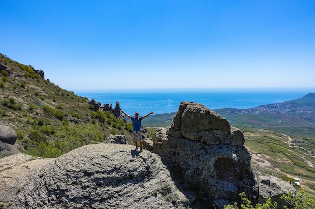 Un hombre en el fondo de la meseta de las montañas de Crimea y el Mar Negro desde lo alto de Demerji Rusia