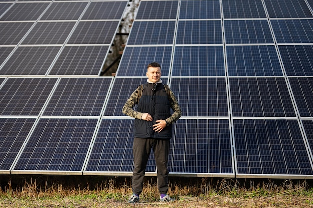 Hombre en el fondo de paneles solares Eco energía