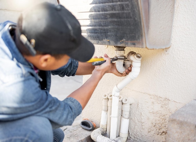 Hombre fontanero y llave inglesa para tuberías de agua de renovación de mantenimiento de edificios y servicio de construcción Manitas de tubería y herramientas de plomería para drenaje de fugas e instalación de sistema de fregadero y reparación