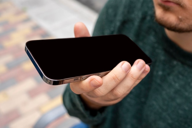 Hombre en forma casual usando teléfono móvil