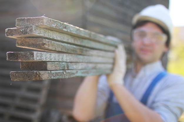 Un hombre en forma de constructor repara una casa.