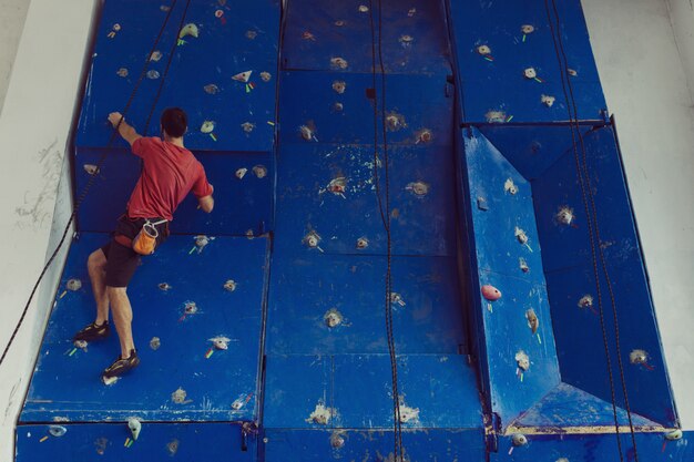 Hombre en forma de escalada