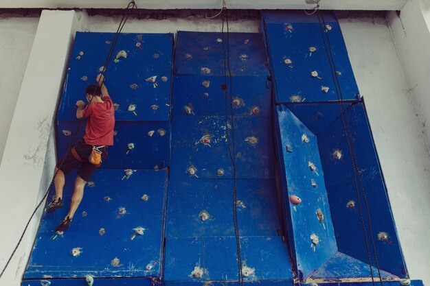 Hombre en forma de escalada