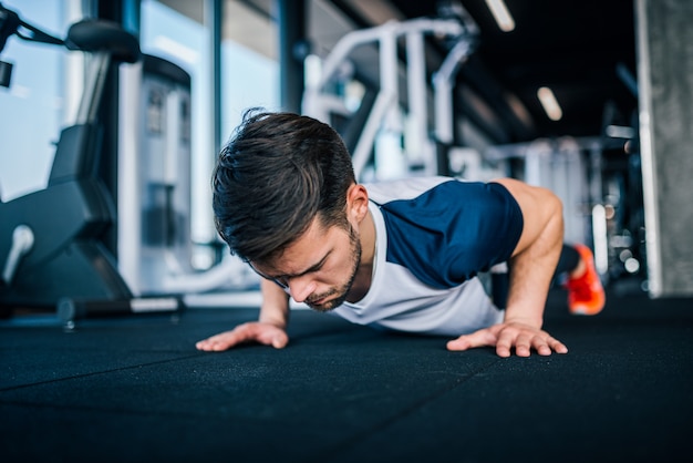 Hombre en forma haciendo flexiones.