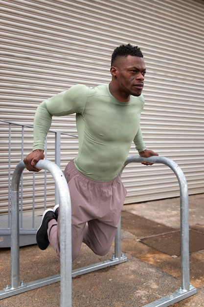 Foto hombre en forma de tiro completo entrenando al aire libre