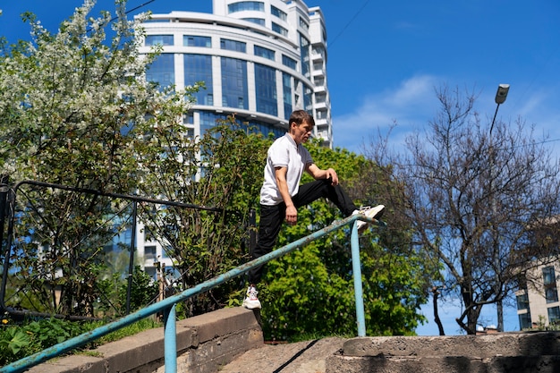 Foto hombre en forma de tiro completo haciendo entrenamiento de parkour