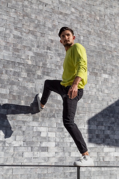 Foto hombre en forma de tiro completo saltando al aire libre