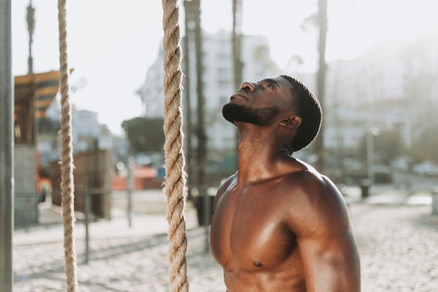 Hombre en forma trabajando con cuerdas