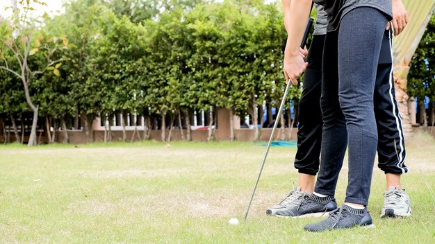 Hombre, formación, jugador de golf, en, jardín