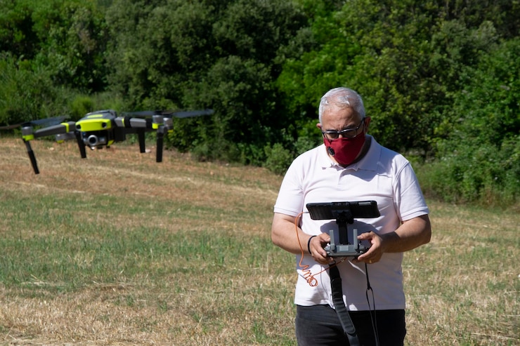 Foto hombre fotografiando cámara en el campo