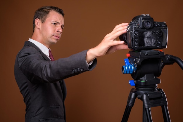 Foto hombre fotografiando con una cámara