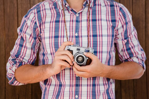 Hombre fotografiando con cámara