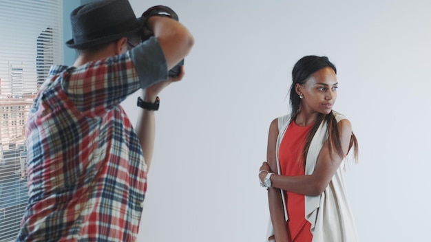 Foto hombre fotografiando a una mujer en el estudio