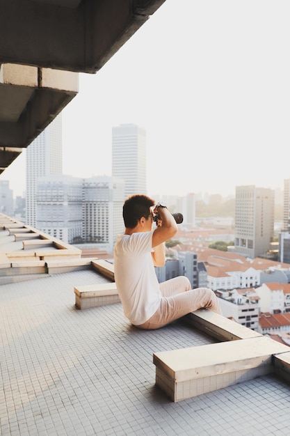Hombre fotografiando el paisaje urbano