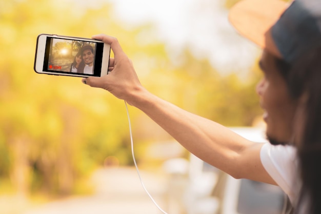 Hombre fotografiando con teléfono móvil