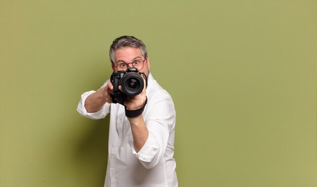 Hombre fotógrafo de mediana edad