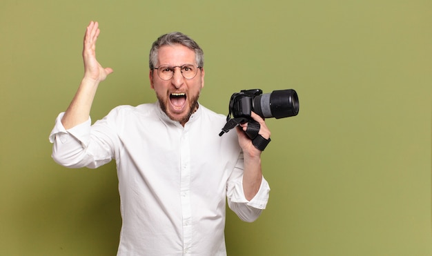 Hombre fotógrafo de mediana edad