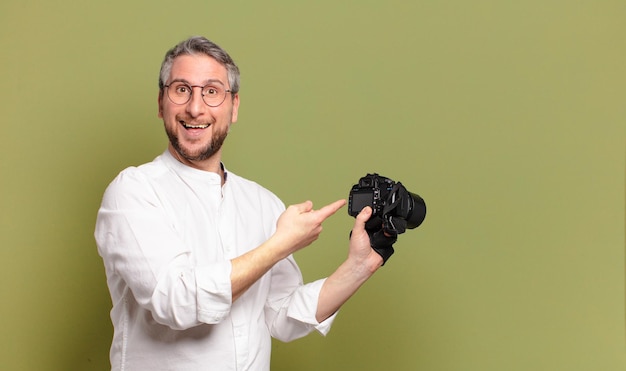 Hombre fotógrafo de mediana edad