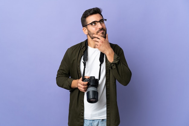 Hombre fotógrafo sobre pared púrpura con dudas