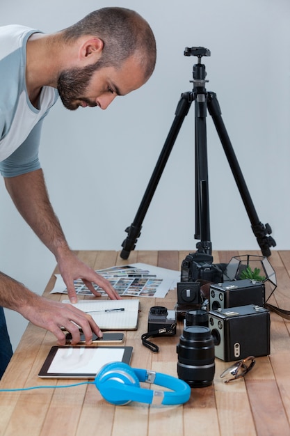 Hombre fotógrafo trabajando en escritorio