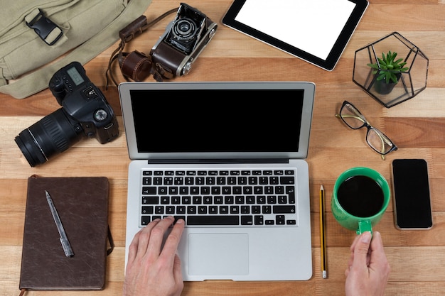 Hombre fotógrafo trabajando en escritorio