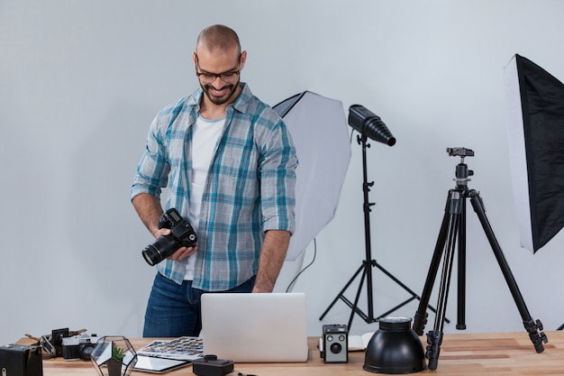 Hombre fotógrafo trabajando en escritorio