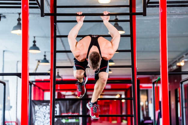 Hombre en freestyle, entrenamiento en gimnasia.