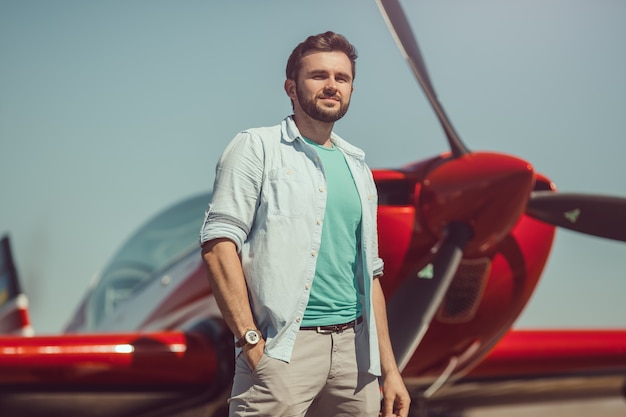 Hombre frente a avión vintage