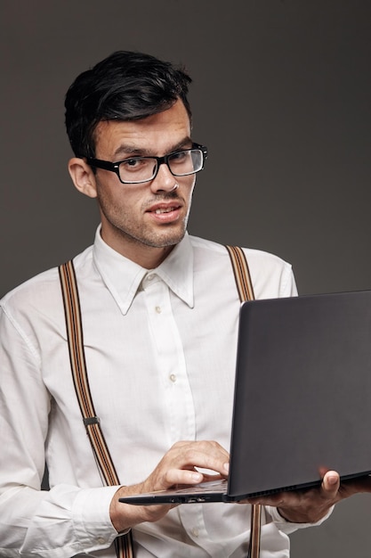 hombre frente a la computadora