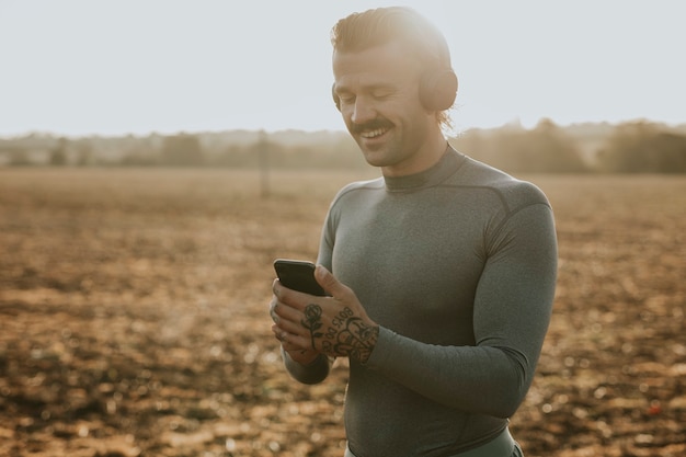 Hombre fresco escuchando música con auriculares inalámbricos