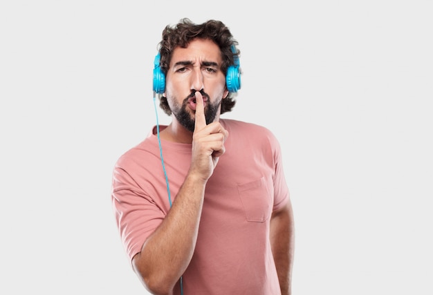 Hombre fresco joven que expresa con los auriculares