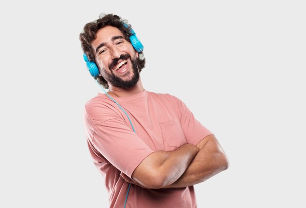 Hombre fresco joven que expresa con los auriculares