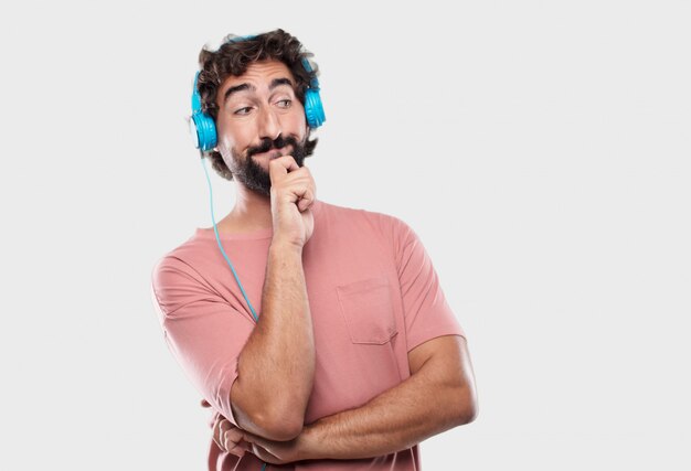 Hombre fresco joven que expresa con los auriculares