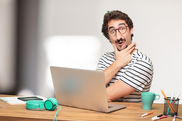 Hombre fresco joven que expresa un concepto