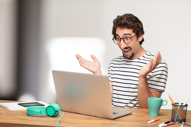 Hombre fresco joven que expresa un concepto