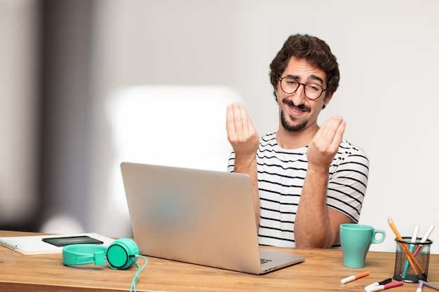 Hombre fresco joven que expresa un concepto