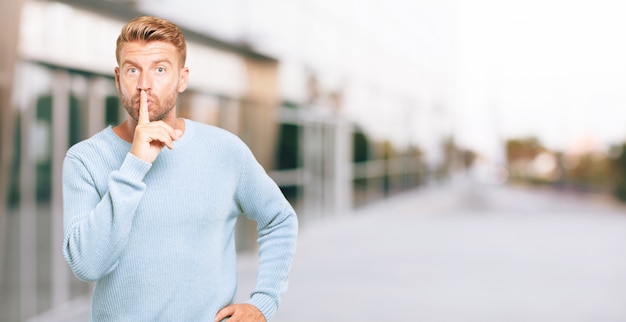 Hombre fresco joven que expresa un concepto