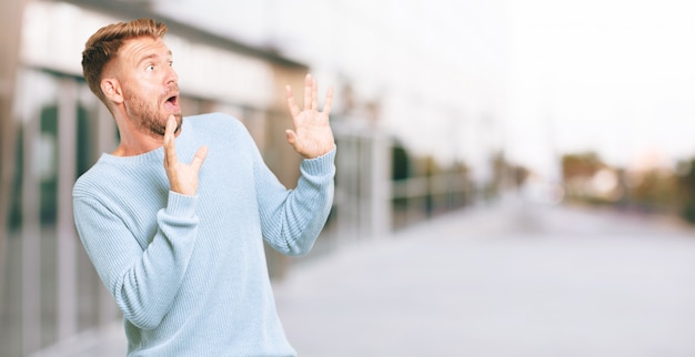 Hombre fresco joven que expresa un concepto