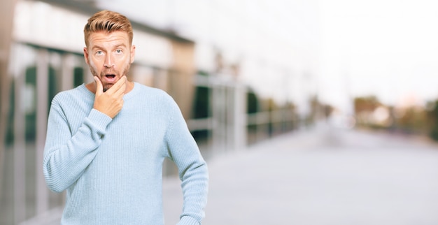 Hombre fresco joven que expresa un concepto