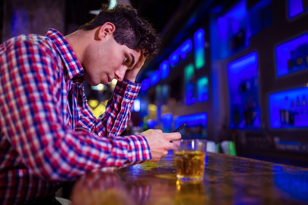 Hombre frustrado en barra de bar