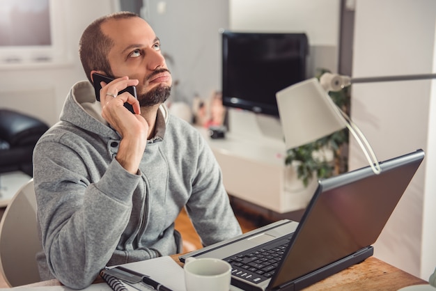 Hombre frustrado hablando por teléfono inteligente