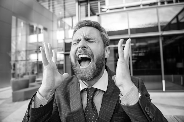 Hombre frustrado en traje profesional gerente ejecutivo expresa emociones