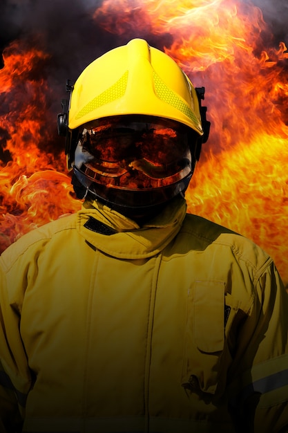 Foto hombre de fuego salpicaduras extintor de incendios