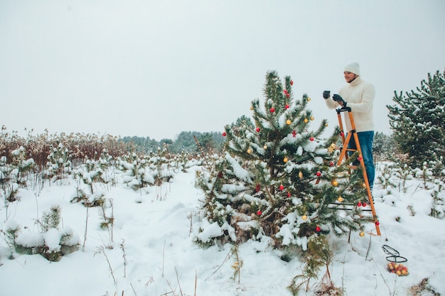 Hombre fuerte decoración árbol de navidad al aire libre espacio de copia